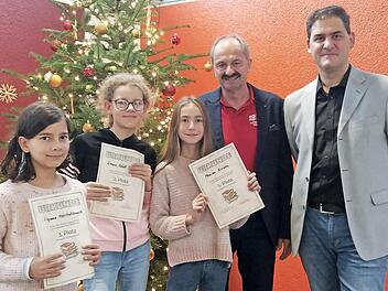 Fachleiter Markus Bedruna (von rechts) und Schulleiter Ulrich Langer mit den drei Erstplatzierten der sechsten Klassen, Manisha Gierden, Emma Bendl und Liyana Marshallkowski Foto: Richard Sänger