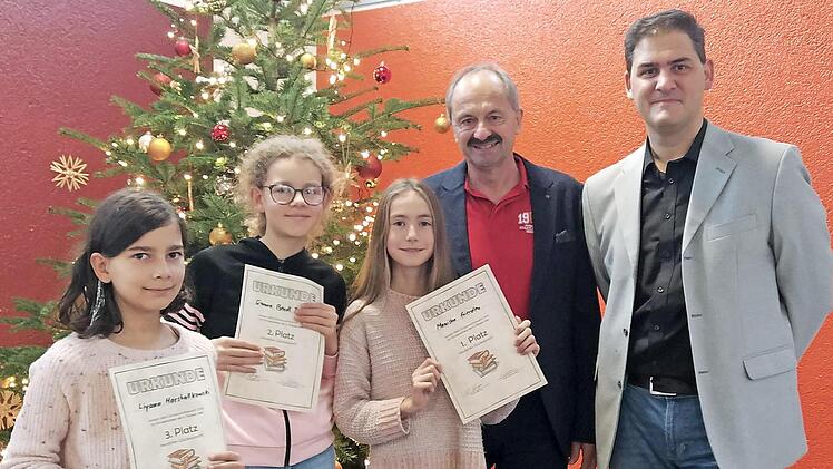 Fachleiter Markus Bedruna (von rechts) und Schulleiter Ulrich Langer mit den drei Erstplatzierten der sechsten Klassen, Manisha Gierden, Emma Bendl und Liyana Marshallkowski Foto: Richard Sänger