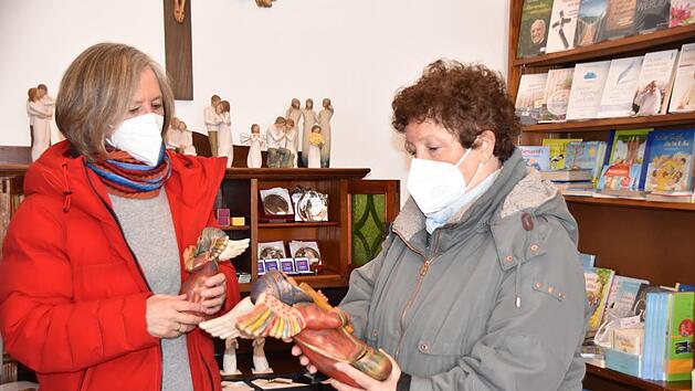 Anita Städtler (links) berät Sigrid Daum im Klosterladen der basilika marienweiher.