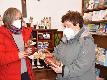 Anita Städtler (links) berät Sigrid Daum im Klosterladen der basilika marienweiher.