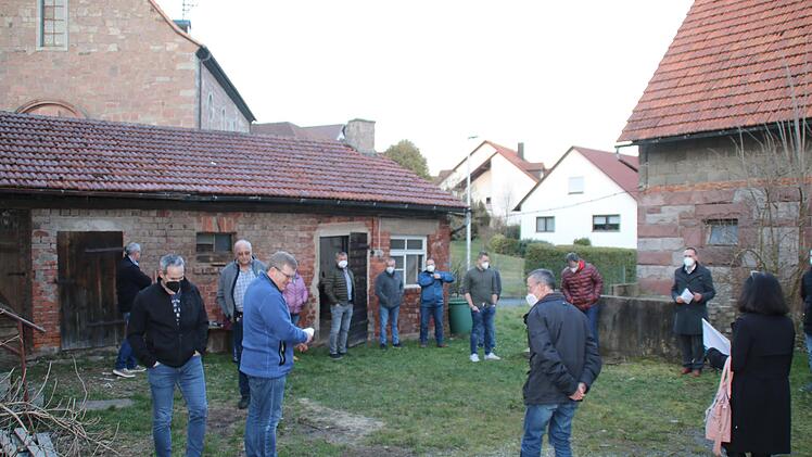 Lediglich ein Natursteinsockel soll für das neue Bürgerhaus erhalten bleiben. Foto: Hilmar Ruppert
