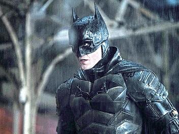 Batman (Robert Pattinson) muss neue Beziehungen knüpfen, um den Schuldigen zu entlarven und dem Machtmissbrauch und der Korruption, die Gotham City schon lange plagen, ein Ende zu bereiten.