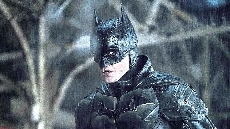 Batman (Robert Pattinson) muss neue Beziehungen knüpfen, um den Schuldigen zu entlarven und dem Machtmissbrauch und der Korruption, die Gotham City schon lange plagen, ein Ende zu bereiten.