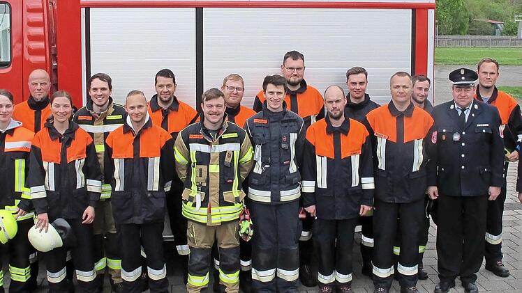Sie haben bei der Feuerwehr Waldfenster ihre Leistungsprüfung bestanden.
