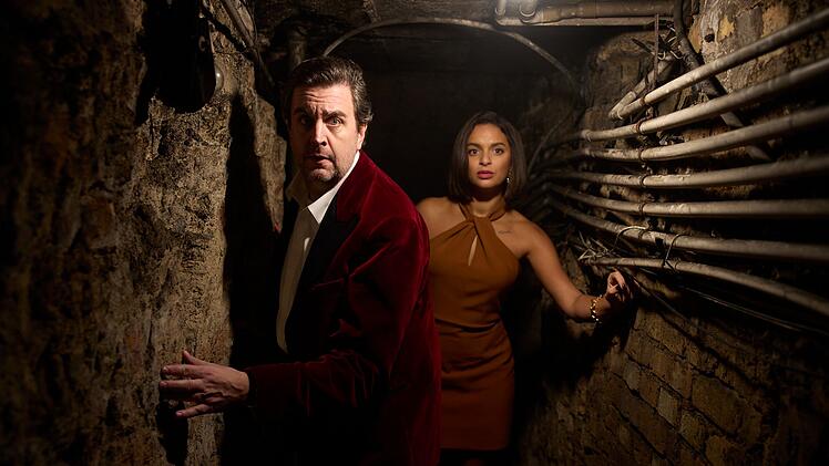 Auch ein Geheimgang muss sein: Bastian Pastewka schleicht mit seiner Mitstreiterin (Taneshia Abt) durch den Untergrund eines Herrenhauses, in dem nat&uuml;rlich ein mysteri&ouml;ser Mord passiert ist.