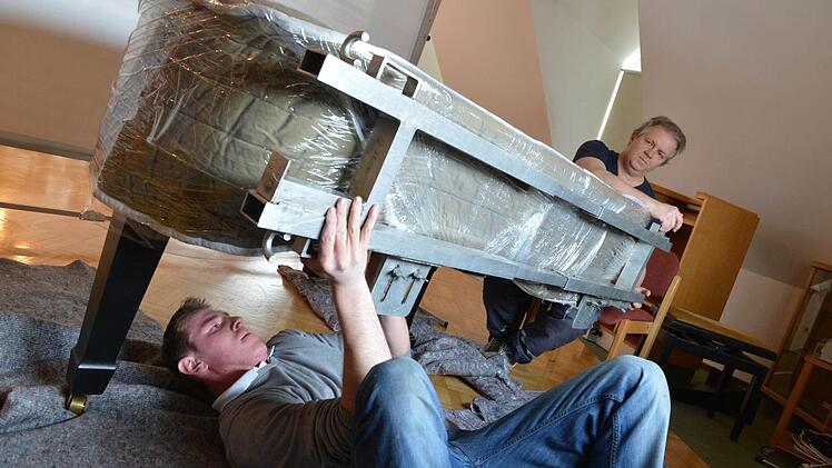 An der Seite wurde eine Metallschiene für den Hochkant-Transport angebracht.