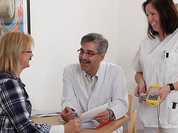 Dr. Oliver Hönig und eine Krankenschwester im St. Elisabeth Krankenhaus in Bad Kissingen im Gespräch mit einer Patientin. Foto: St. Elisabeth Krankenhaus