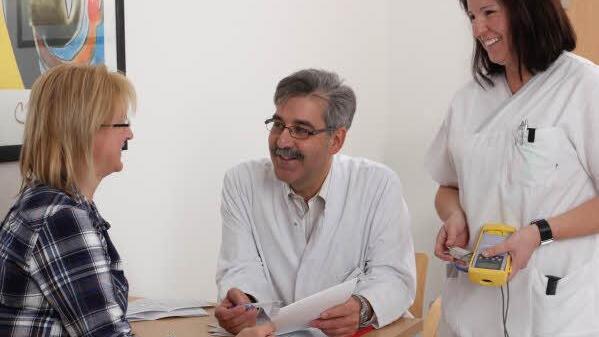 Dr. Oliver Hönig und eine Krankenschwester im St. Elisabeth Krankenhaus in Bad Kissingen im Gespräch mit einer Patientin. Foto: St. Elisabeth Krankenhaus