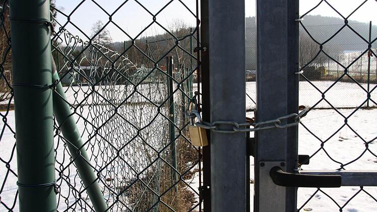 Deutlich in die Jahre gekommen sind die früheren Tennisplätze in Arnshausen. Die Stadt will auf dem Gelände sechs Bauplätze schaffen, allerdings muss geklärt werden, ob es Altlasten gibt. Fotos: Ralf Ruppert