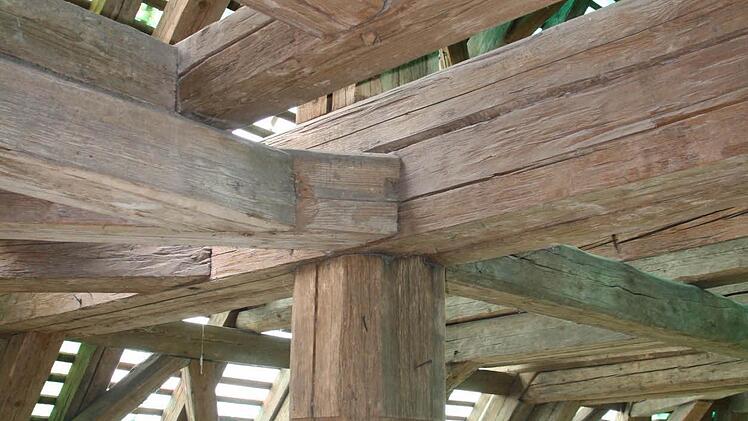 Einer der vielen kunstvoll konstruierten Knotenpunkte im Dach. Fotos: Ralf Ruppert