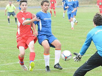 Bange Blicke: Zwischen Ball und Gegner (links: Steinachs Lukas Elbert) schiebt sich hier Jonas Wetterich von der U-15 der JFG Oberes Werntal. Damit ist die Gefahr gebannt für JFG-Keeper Denis Justus. Foto: ssp