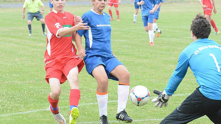 Bange Blicke: Zwischen Ball und Gegner (links: Steinachs Lukas Elbert) schiebt sich hier Jonas Wetterich von der U-15 der JFG Oberes Werntal. Damit ist die Gefahr gebannt für JFG-Keeper Denis Justus. Foto: ssp