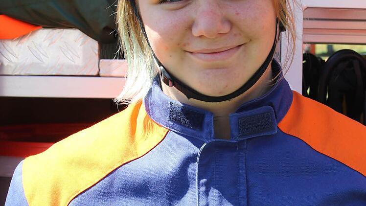 Christina Matuschek, 15 Jahre: Mein Opa und Papa waren schon in der Jugendfeuerwehr. Ich mag besonders den Zusammenhalt in der Gruppe, manchmal geht es bei den regelmäßigen Übung sehr lustig zu. Wir haben uns in den Übungen auf die Jugendflamme intensiv vorbereitet. Foto: Michael Stelzner