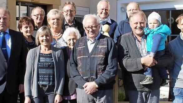 Seinen 85. Geburtstag feierte Helmut Kretschmann aus Gundersreuth. Unser Bild zeigt ihn (vorne, Mitte) mit Drittem Bürgermeister Jürgen Karg und einem Teil der Gratulantenschar. Foto: Karl Klippel