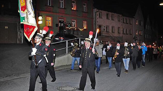 Bergaufzug zur Barbarafeier des Bergbaumuseumsvereins Kupferberg. An der Spitze die Fahnenabordnung mit brennenden Fackeln und die Stadtkapelle Kupferberg