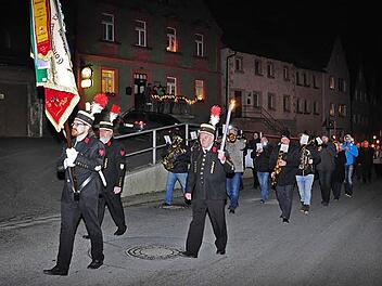 Bergaufzug zur Barbarafeier des Bergbaumuseumsvereins Kupferberg. An der Spitze die Fahnenabordnung mit brennenden Fackeln und die Stadtkapelle Kupferberg