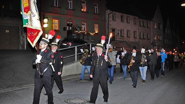 Bergaufzug zur Barbarafeier des Bergbaumuseumsvereins Kupferberg. An der Spitze die Fahnenabordnung mit brennenden Fackeln und die Stadtkapelle Kupferberg