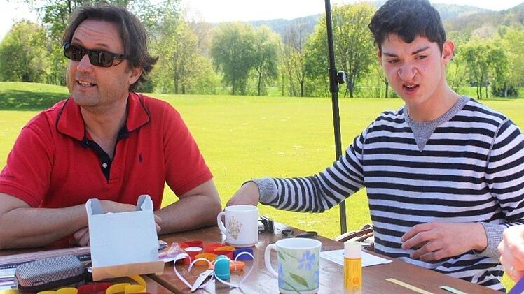 Basteln von Muttertagsgirlanden war an diesem Tisch angesagt