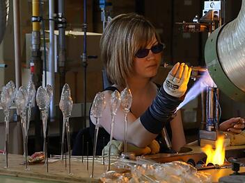 Jessica Zitzmann ist schon immer fasziniert von der Herstellung schöner Dinge aus Glas. Daher findet sie viel Freude in ihrem Beruf. Fotos: Barbara Herbst