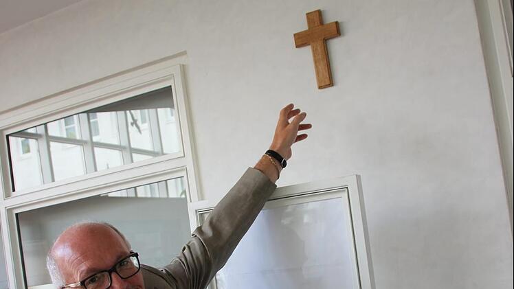 Hans Hemmerlein und das  neue  Kreuz im Wasserwirtschaftsamt. Foto: Andreas Schmitt
