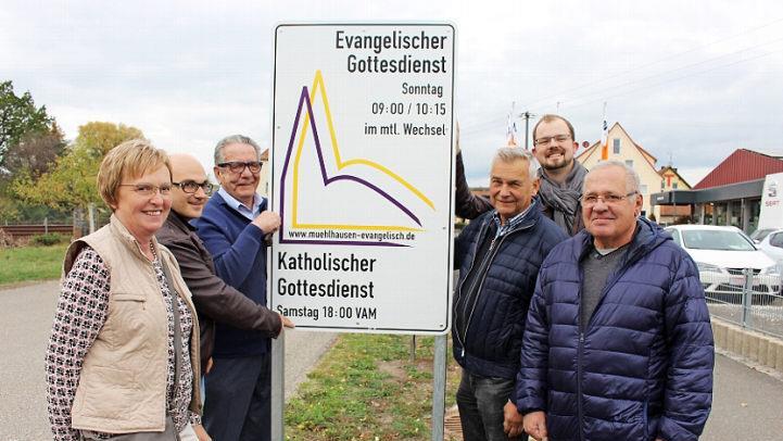 Glücklich über die neuen Gottesdienstschilder: die ökumenischen Teams Marianne Haas-Jakob, Vertrauensmann Bernd Holler, Pater Gabriel Ramos Valiente (von links), sowie Richard Simmet, Holger Höhnlein, Otto Pröls (von rechts)