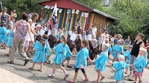 Getanzt wurde in mittelalterlichen Kostümen. Foto: privat