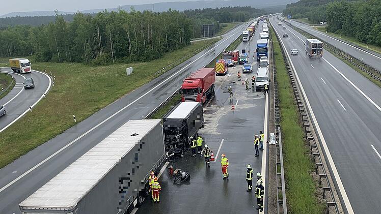 Sprinter kracht in Lastwagen: Fahrer tödlich verletzt