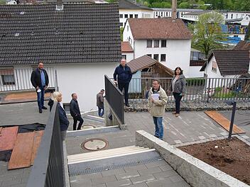 Die Baustelle rund ums Josefsheim befindet sich auf der Zielgeraden. Bürgermeisterin Katja Habersack (rechts), der Gemeinderat und Planer Ulrich Dölker (2. von rechts) begutachten die bereits abgeschlossenen Arbeiten. Foto: Stephanie Elm
