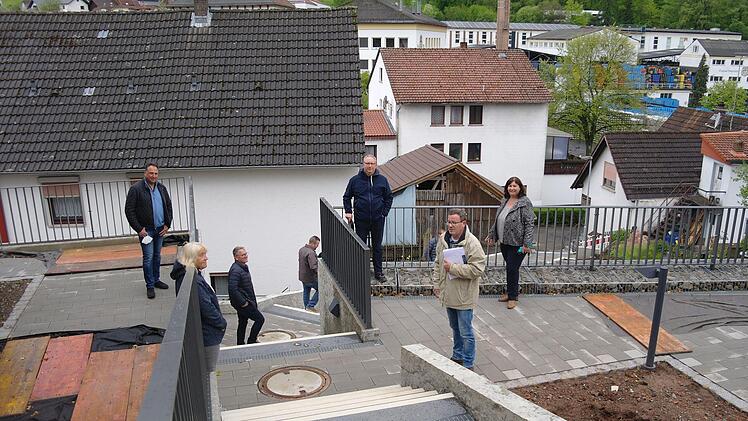 Die Baustelle rund ums Josefsheim befindet sich auf der Zielgeraden. Bürgermeisterin Katja Habersack (rechts), der Gemeinderat und Planer Ulrich Dölker (2. von rechts) begutachten die bereits abgeschlossenen Arbeiten. Foto: Stephanie Elm