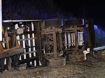 Sattelzug gerät ins Schleudern: Anhänger kippt auf der A9 um Sattelzug gerät ins Schleudern: Anhänger kippt auf der A9 um