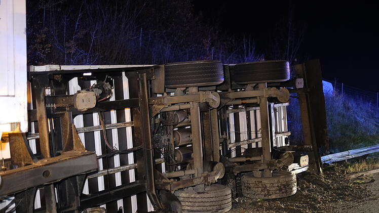 Sattelzug gerät ins Schleudern: Anhänger kippt auf der A9 um