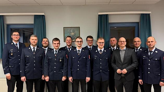 Unser Foto zeigt (von links) den Kommandanten der Freiwilligen Feuerwehr Poppenroth, Maximilian Metz sowie Philipp Kröckel, Marco Schlereth, Philipp Metz, Heiko Hellmuth, Christoph Metz, Felix Wimmel, Fabian Werner, Robert Goll, Oberbürgermeister ...