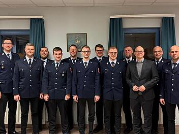 Unser Foto zeigt (von links) den Kommandanten der Freiwilligen Feuerwehr Poppenroth, Maximilian Metz sowie Philipp Kröckel, Marco Schlereth, Philipp Metz, Heiko Hellmuth, Christoph Metz, Felix Wimmel, Fabian Werner, Robert Goll, Oberbürgermeister ...