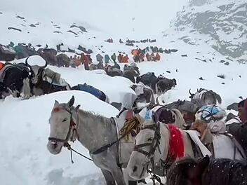 Kletterer am Mount Everest durch Schneefall eingeschlossen