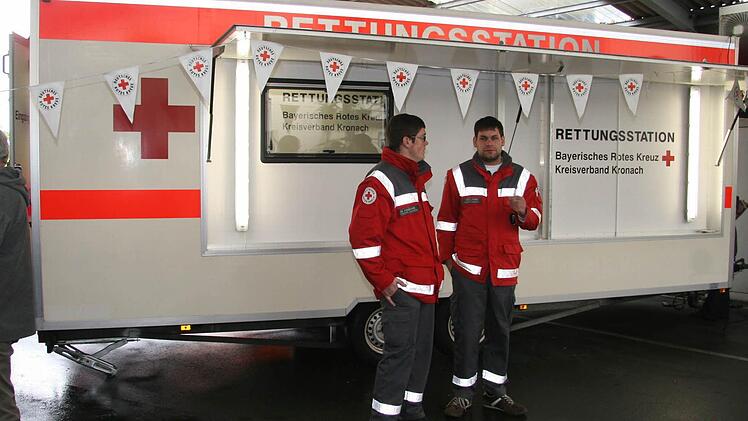 Der Glückshafen des BRK ist kaum wiederzuerkennen. Mit viel Eigenleistung wurde er zu einer mobilen Rettungsstation umgebaut.