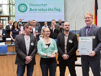 Christian Euler und Carina Engel (von links) freuen sich gemeinsam mit ihren Mainzer Kollegen Christian Hein und Sven Langensiepen über den Publikumspreis. Foto: Deutscher Betriebsräte-Tag