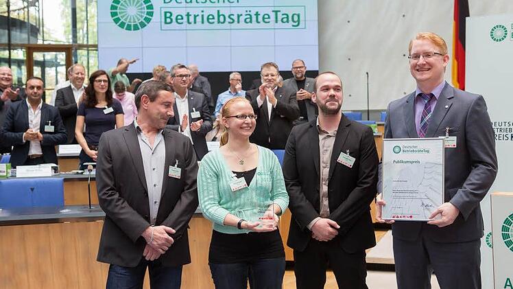Christian Euler und Carina Engel (von links) freuen sich gemeinsam mit ihren Mainzer Kollegen Christian Hein und Sven Langensiepen über den Publikumspreis. Foto: Deutscher Betriebsräte-Tag