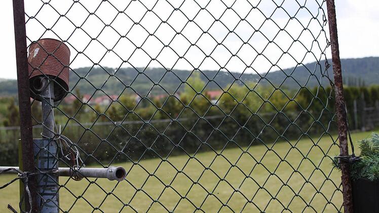 Blick auf das Grundst&uuml;ck der ehemaligen G&auml;rtnerei Kr&auml;mer, im Hintergrund ist Zell zu sehen.