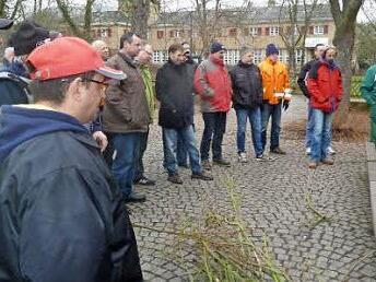 Gemeindearbeiter bekommen in einem Seminar Pflege- und Gestaltungstipps für öffentliche Grünflächen. Foto: Landratsamt/Göhr