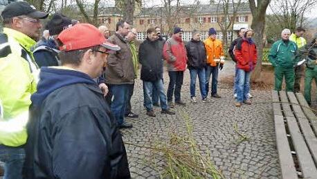 Gemeindearbeiter bekommen in einem Seminar Pflege- und Gestaltungstipps für öffentliche Grünflächen. Foto: Landratsamt/Göhr