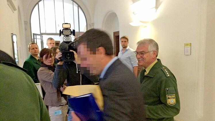 Ein entspannt lächelnder Heinz W. am Mittwoch auf dem Weg in den Gerichtssaal