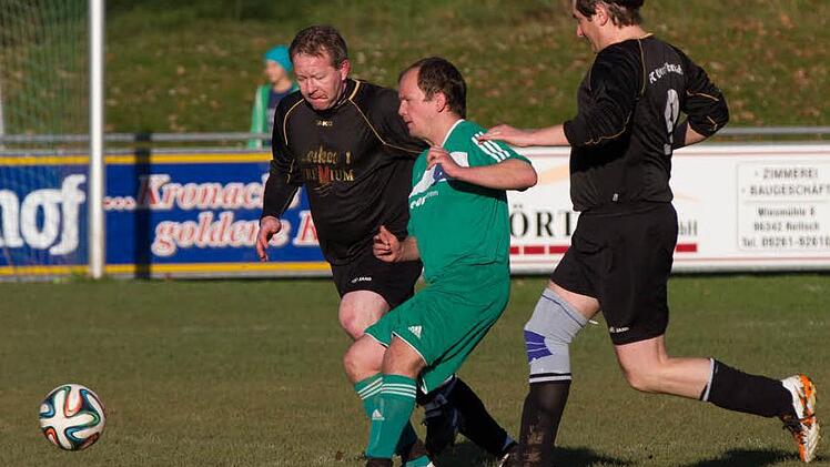 Nach ihrem Abstieg geht es für den FC Unter-/Oberrodach und den TSV Neukenroth Anfang Juli im Pokal weiter. Die Unterrodacher mit Sven Backer und Uwe Recksik (schwarze Trikots) spielen gegen den FC Wallenfels, die Neukerother treten beim TSV Ebersdorf an. Foto: Archiv/Heinrich Weiß