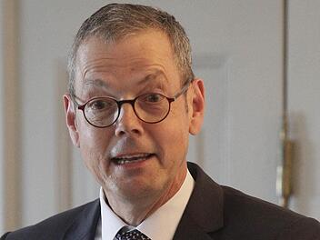 Der Wirtschaftsweise Peter Bofinger rät zum Investieren. Fotos: J. Nützel