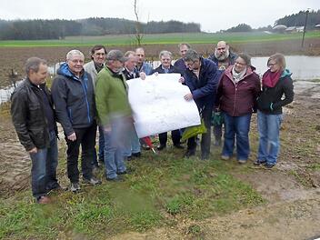 Der Vorstand überzeugt sich am Regenrückhaltebecken bei Gößmannsberg Foto: Paul Pöhlmann