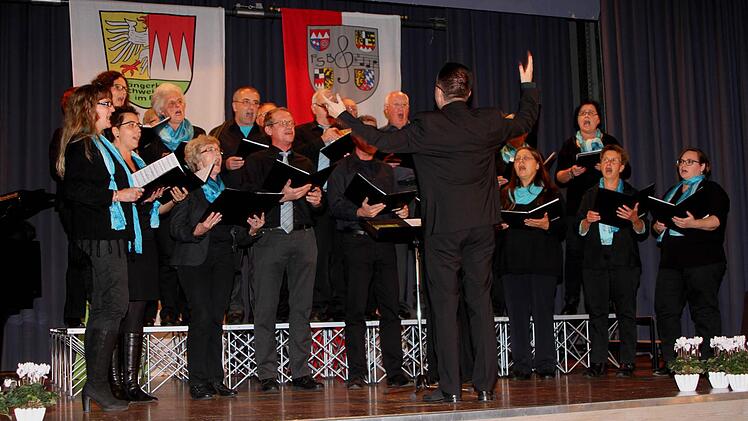 Der GV "Frohsinn" Obertheres mit Bernhard Oberländer.