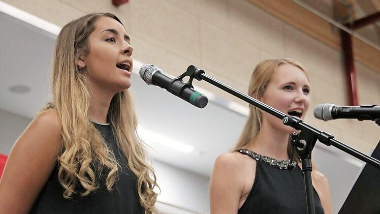 "Time To Say Goodbye" sangen Juliana Karlisch (links) und Eva Partheymüller.