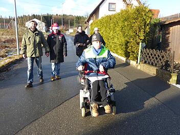 Alex Müller mit Max an der Hand, Steffi Peinkofer mit  Bahadir an der Hand und Marco im Rollstuhl voraus. Foto: Heidi Amon