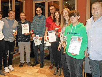 Die Vereinsmeister (von links): Witali Gutbrod, Alexander Busch, Manfred Sachs, Fabian Kraus, Frank Ehrlicher, Vanessa Greser, Kerstin Heinlein, Felix Jakob und Roland Bittruf