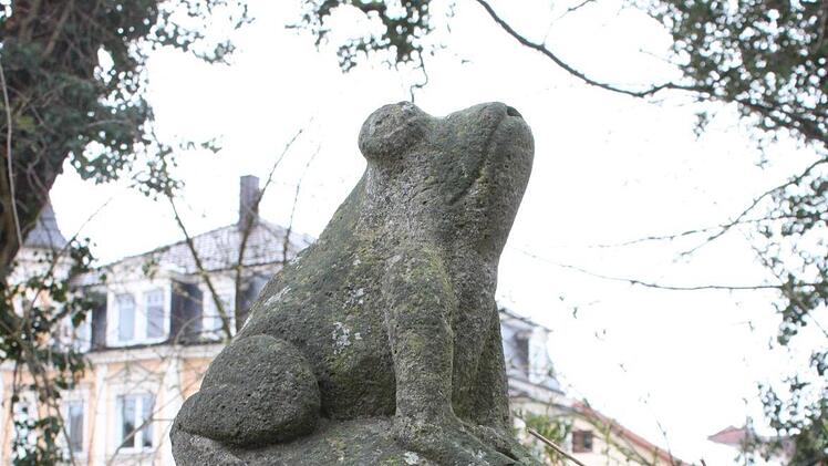 Froschkönig-Brunnen im Garten