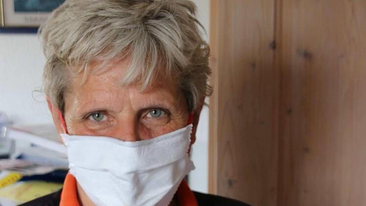 Andrea Wehner mit Mundschutz: So kann sie als Kabarettistin Auguste nicht  vor ihr Publikum treten. Aber sieht näht und verkauft sie nun. Foto: Dieter  Britz
